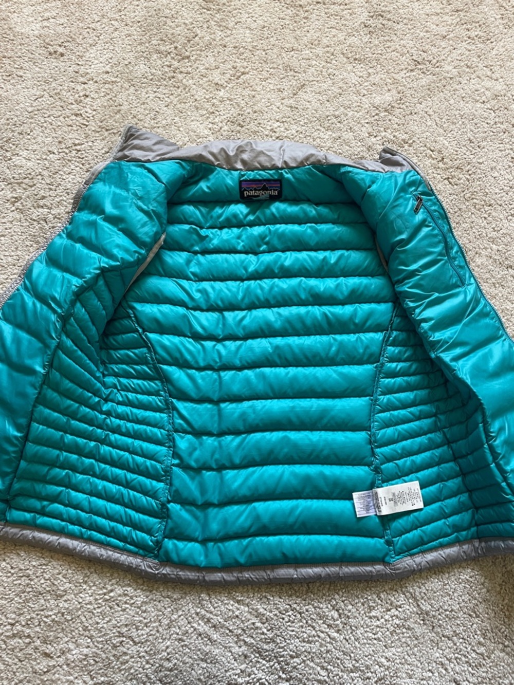 Patagonia Women’s Light Gray Quilted Down Vest with Teal Zippers size M - Picture 9 of 10